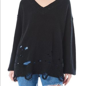 V NECK OVERSIZED DISTRESSED SWEATER by carmar